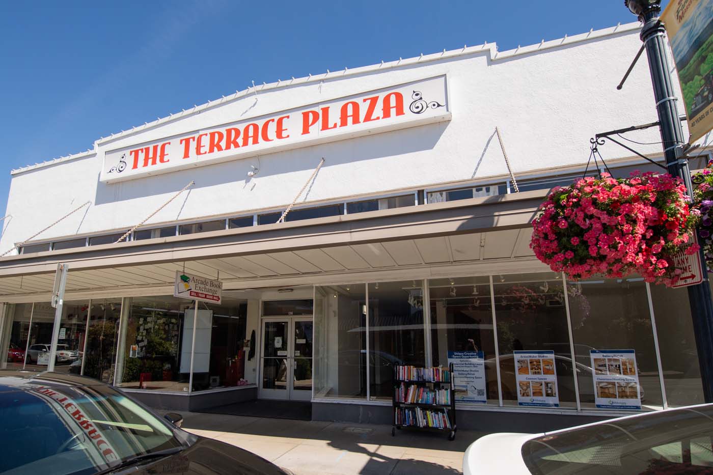 Bilingual bookstore pops up in Hillsboro FLIP Museum in time for holiday shopping